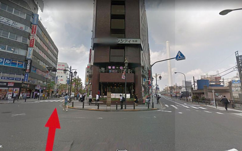 ホテルサンシティーに沿って左側を100M程直進してください